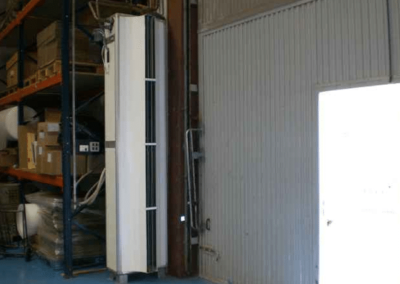 Rideau d’air pour portes industrielles EXELTEC modèle MAXWELL – Rideau d’air industrie montage vertical