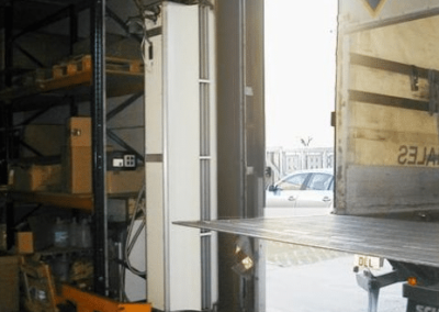 Rideau d’air pour portes industrielles EXELTEC modèle MAXWELL – Rideau d’air industrie montage vertical vue avant