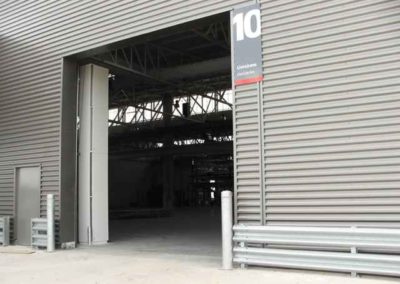 Rideau d’air pour portes industrielles EXELTEC montage vertical – Rideau d’air industrie vue extérieure