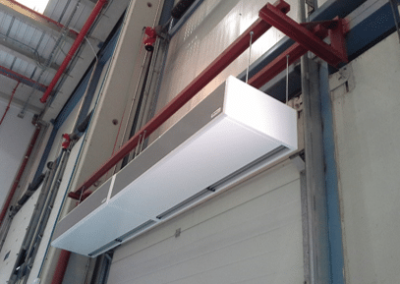 Rideau d’air EXELTEC pour portes industrielles modèle WINDBOX – Rideau d’air industrie montage horizontal